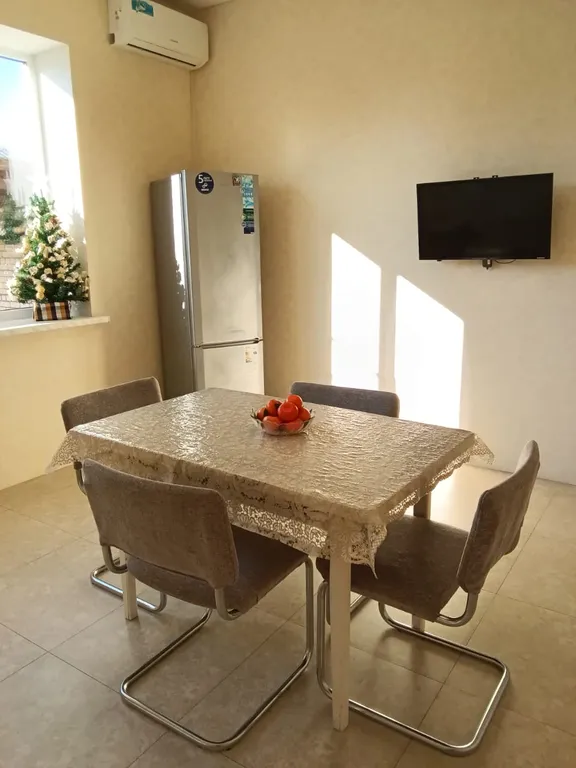 Часть дома,индивидуальное отопление, новый ремонт (дет.принадлежности)