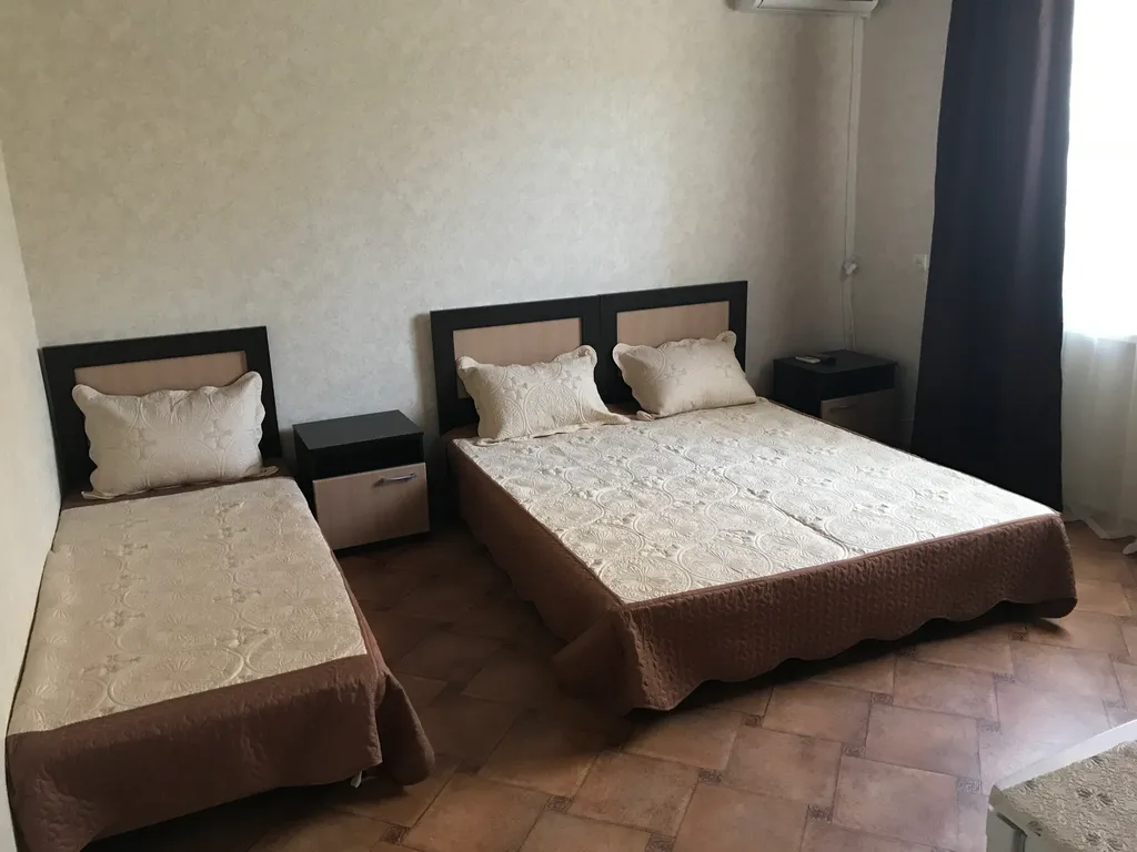 Номер с видом на море, горы и поселок