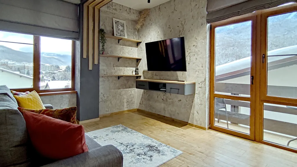 Современный красивый апартамент со спальней. Панорама на горы. Центр.