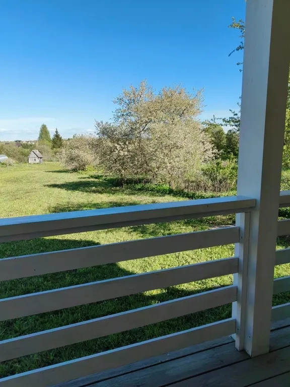 Дом в тихой деревне у озера