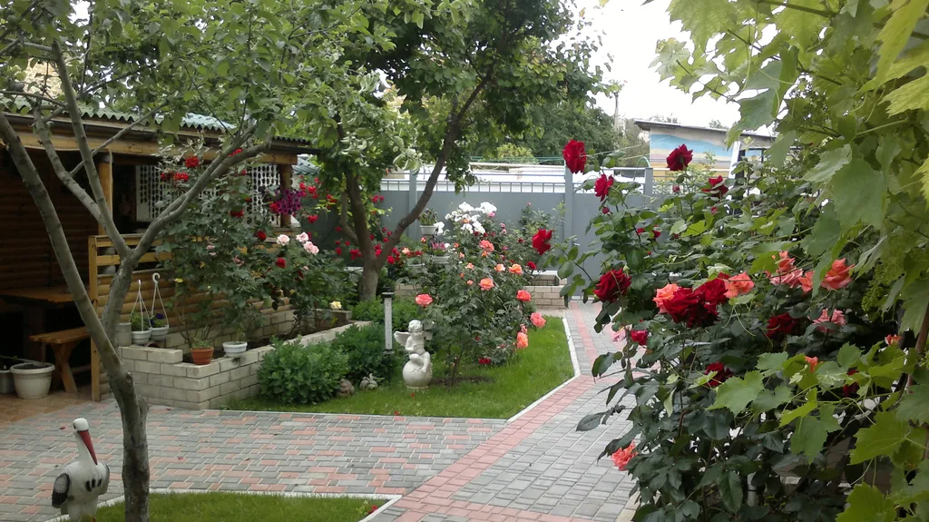 двор с беседкой перед домом двухэтажным