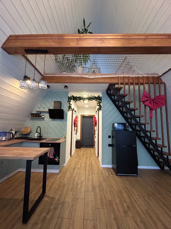 Современный треугольный эко дом