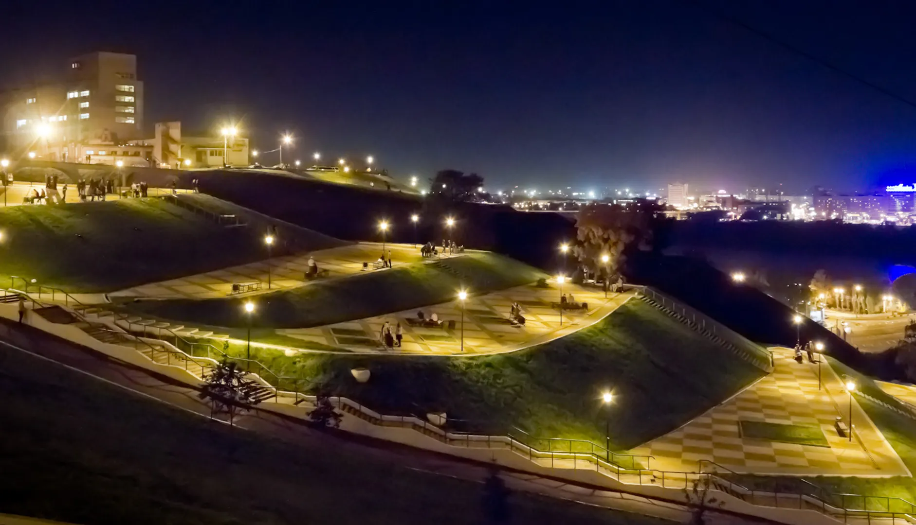 Подобную красоту можно наблюдать каждый вечер в парке 800-летия города (100 метров от квартиры)