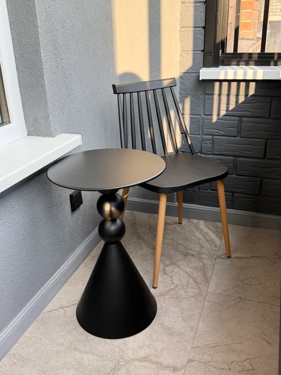 Красивая студия с камином