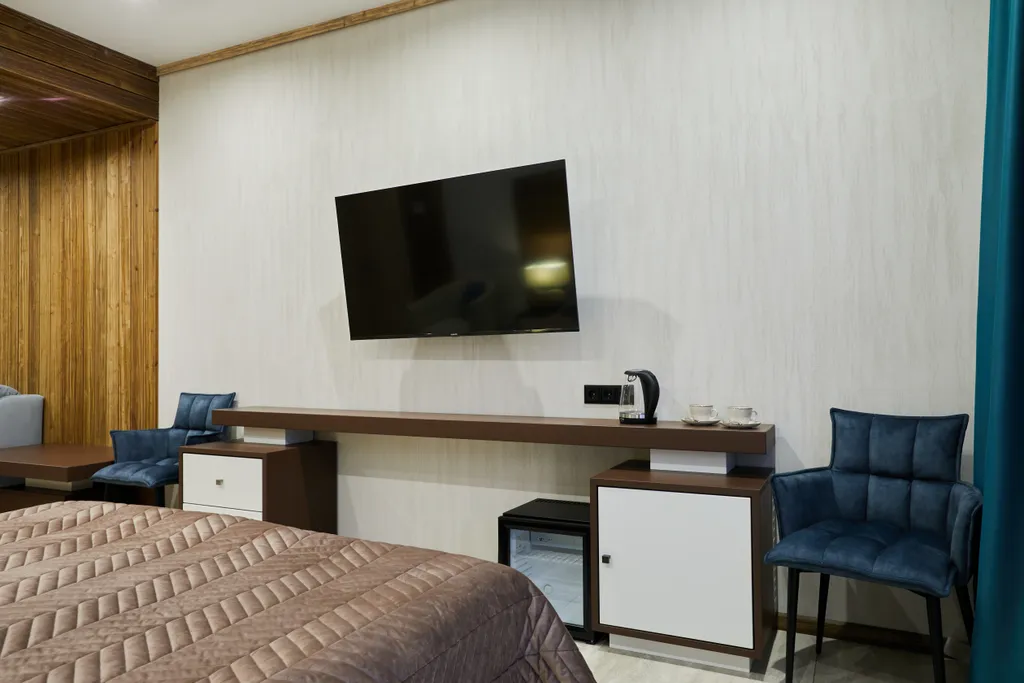 Полулюкс с кроватью размера king-size и видом на озеро