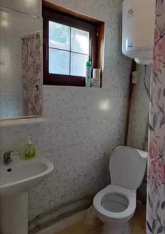 Двухэтажные срубы на берегу моря