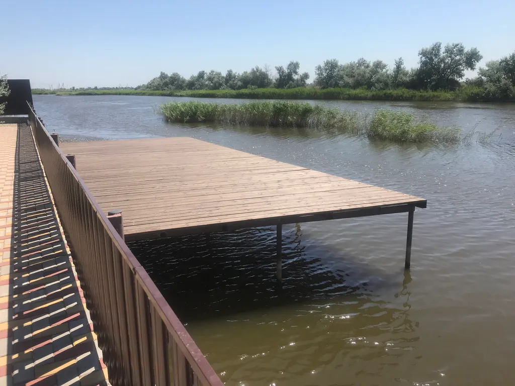 Уютные домики у канала