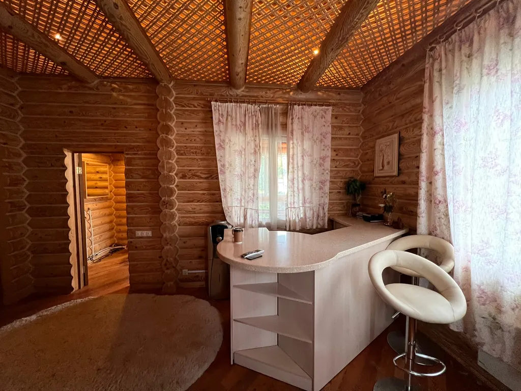 Деревянный коттедж с баней на берегу реки