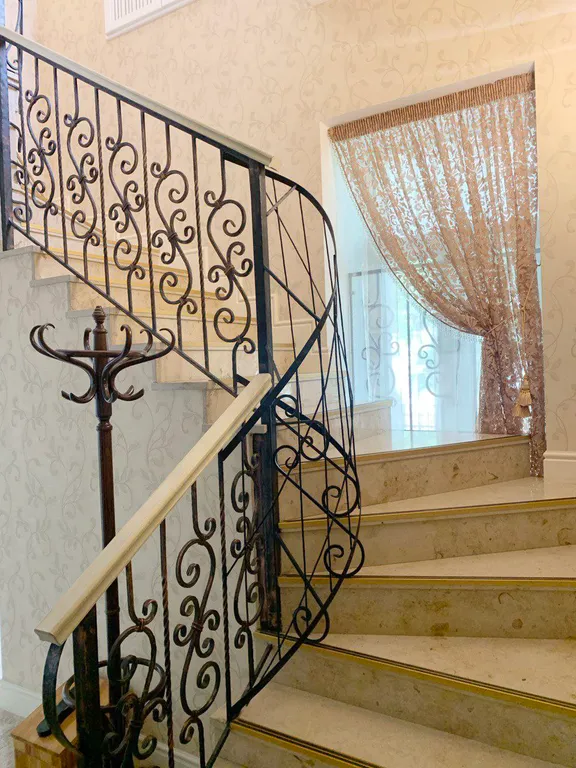 Двухэтажный коттедж в центре