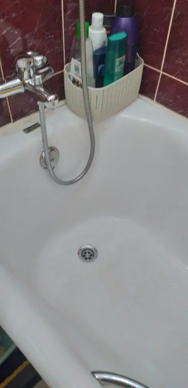 Уютная двухкомнатная квартира в спокойном районе, с кроватью и диваном