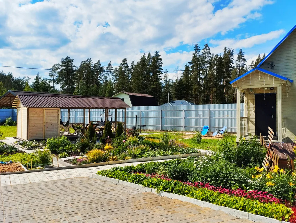 Двухэтажный домик в тихой деревне вблизи леса и озера, сауна в доме, сад