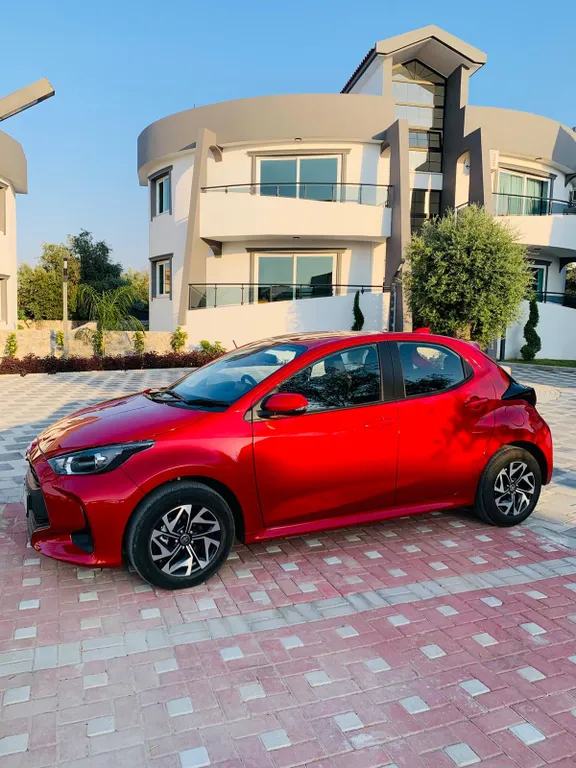 Современный апартамент с балконом и террасой с видом на море и горы