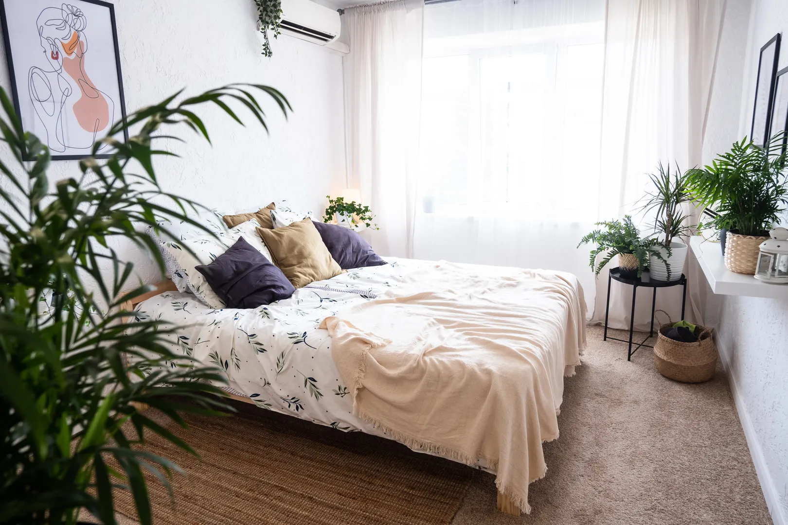 В спальне пол покрыт ковролином, стоит кровать размера Queen Size с ортопедическим матрасом, шторы из натурального хлопка с приглушенным дневным светом.