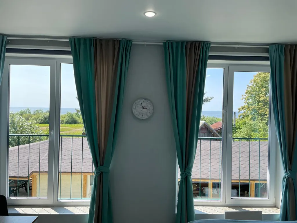 Студия с панорамным видом на озеро