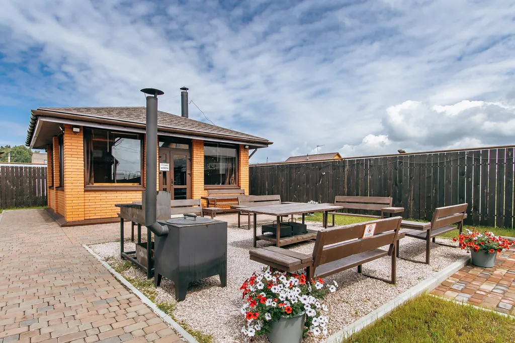 Коттедж двухэтажный с сауной, бассейном, детской площадкой