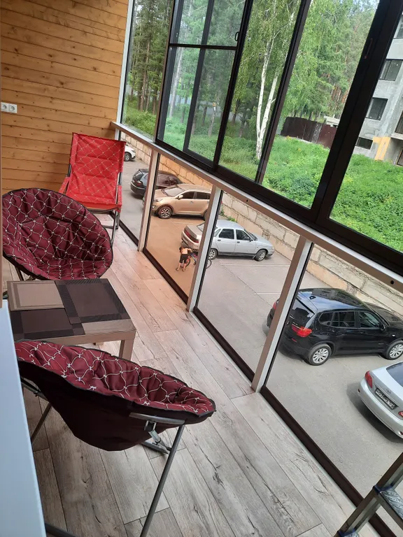 Квартира на банном, Родина