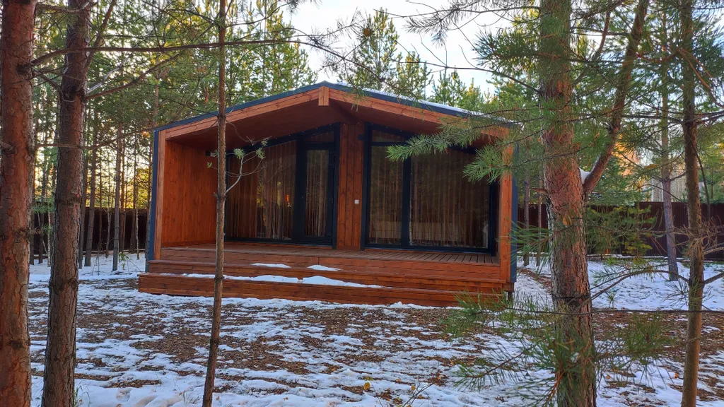 Глэмпинг в сосновом лесу