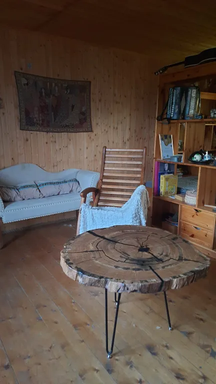 Уютный дом с камином в тихом живописном месте