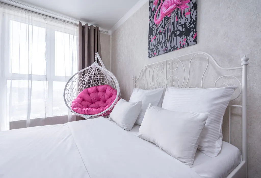 Апартаменты с видом на город в жк большом, в окнах виден закат