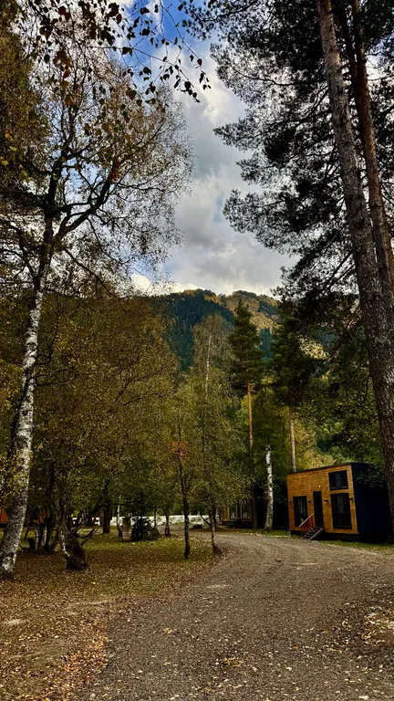 Шале на берегу реки, с беседкой