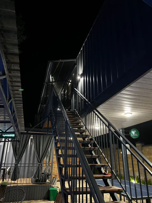 Домик в лесу с верандой и видом на море