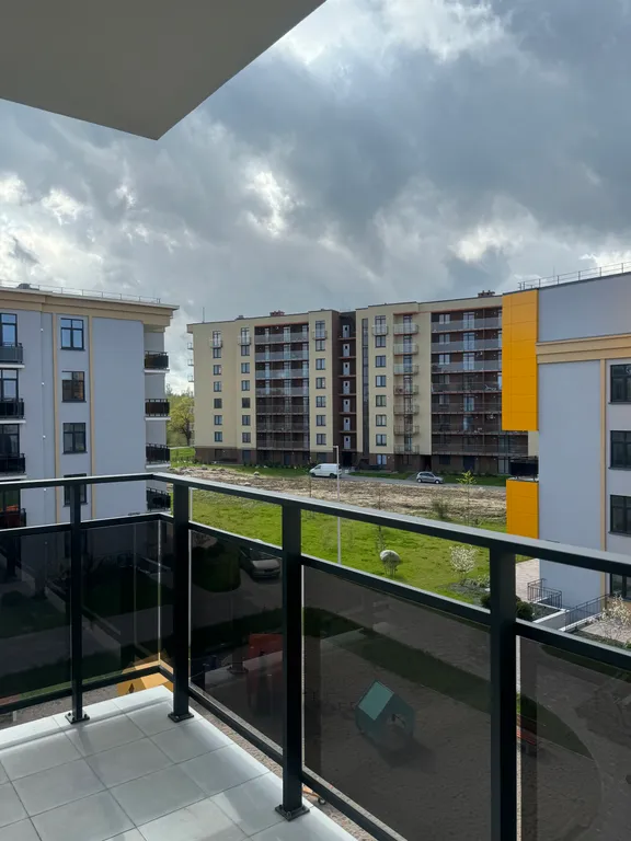 Солнечная квартира с мебелью из натурального дерева, рядом с морем