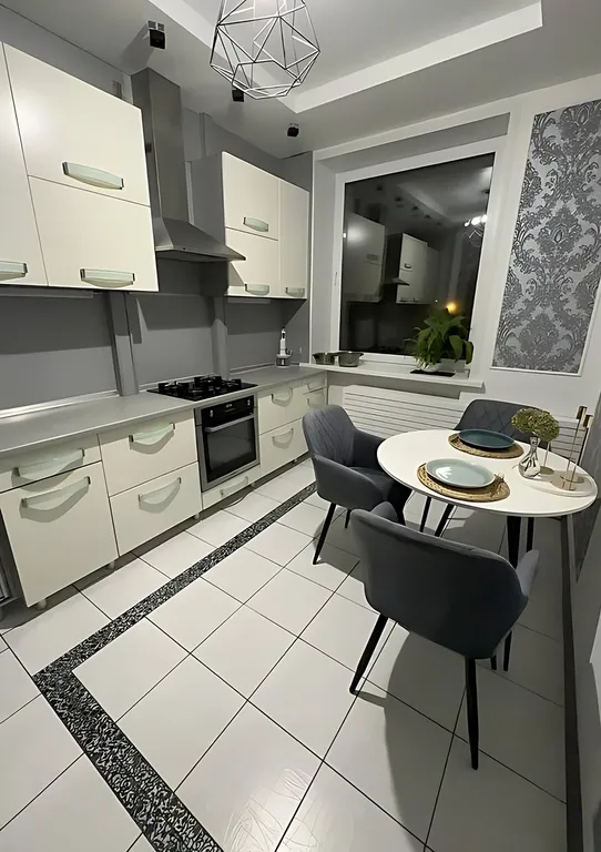 Уютная двухкомнатная квартира в сталинке в центре города