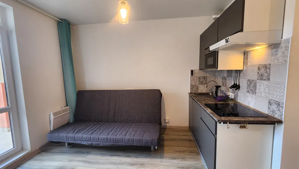 Студия с видом на бассейн