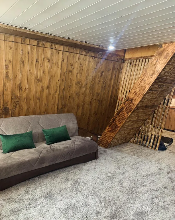 Уютный двухэтажный домик у реки, треугольник