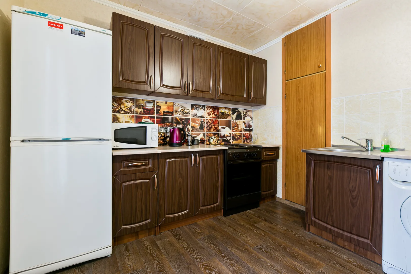 Просторная кухня со всей необходимой мебелью и техникой, ЖК-телевизор, стиральная машина-автомат. Имеется весь комплект посуды для приготовления и приема пищи.