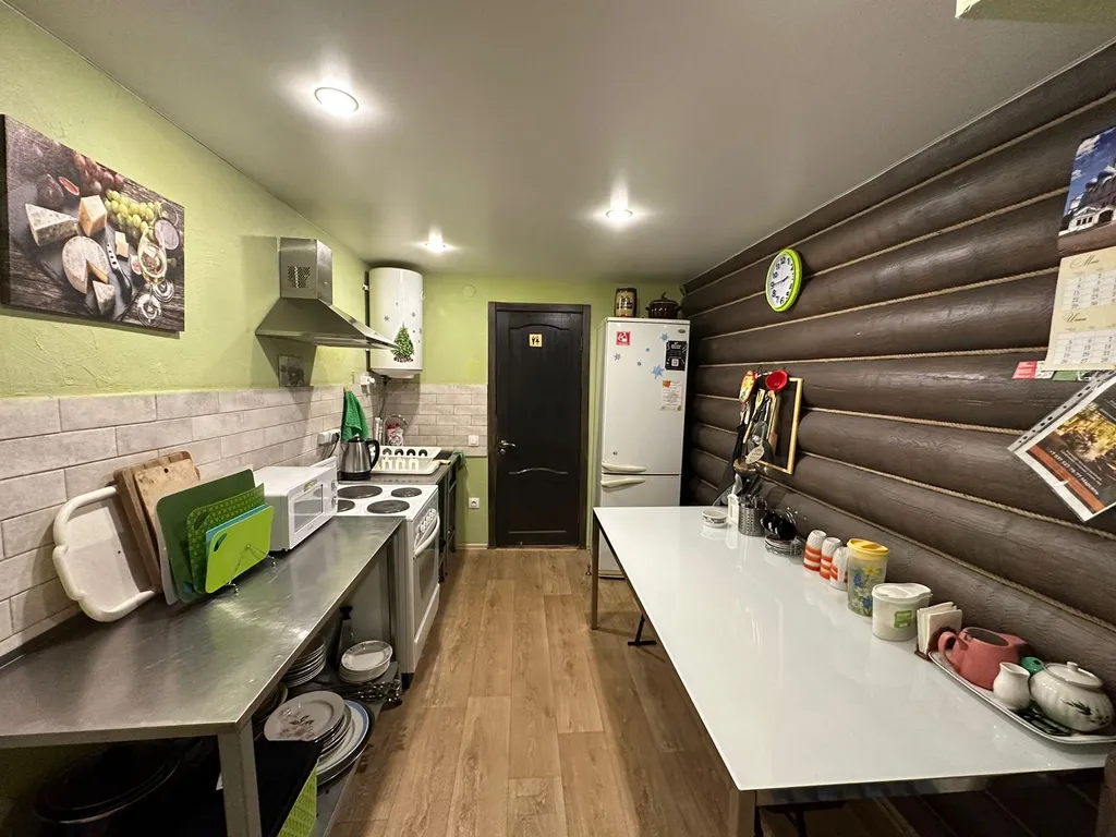 Отары с бассейном, рядом озеро