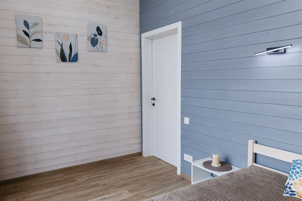 Дом с панорамными окнами и террасой в окружении леса