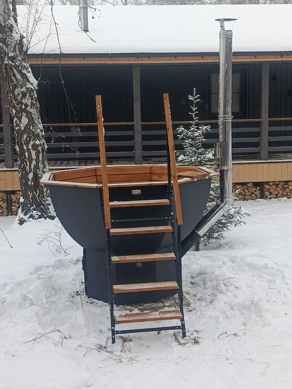 Дом с камином, баней и чаном в лесу у озера