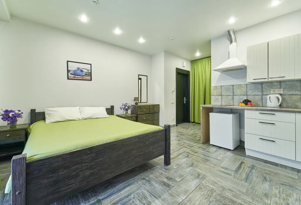 Апартаменты в горах, большая кровать