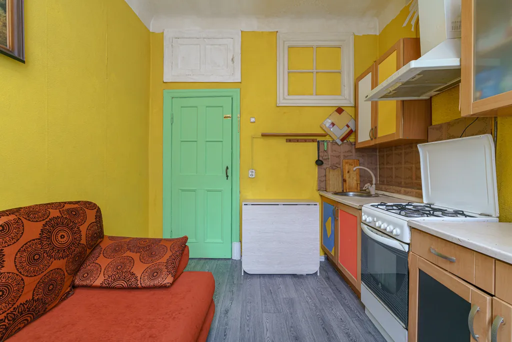 Большая комната с персональным компьютером