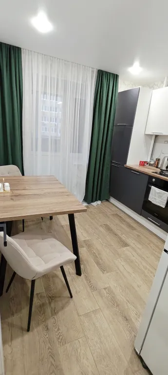 Уютная теплая современная квартира