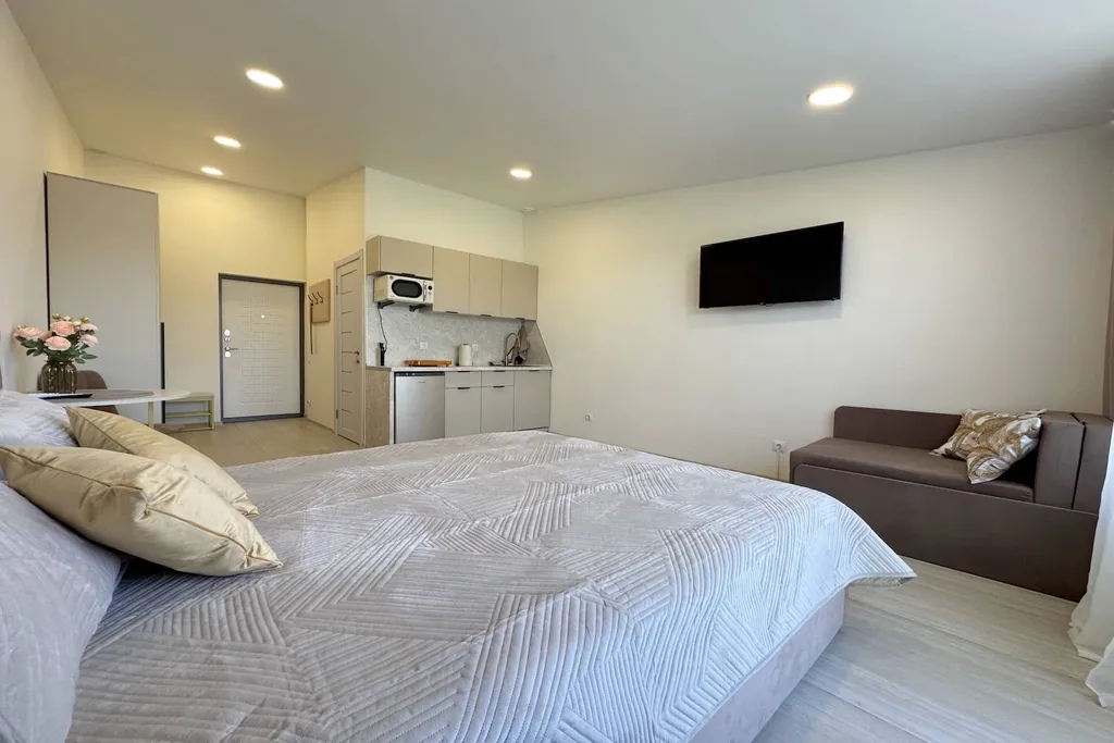 Красивая студия на берегу моря