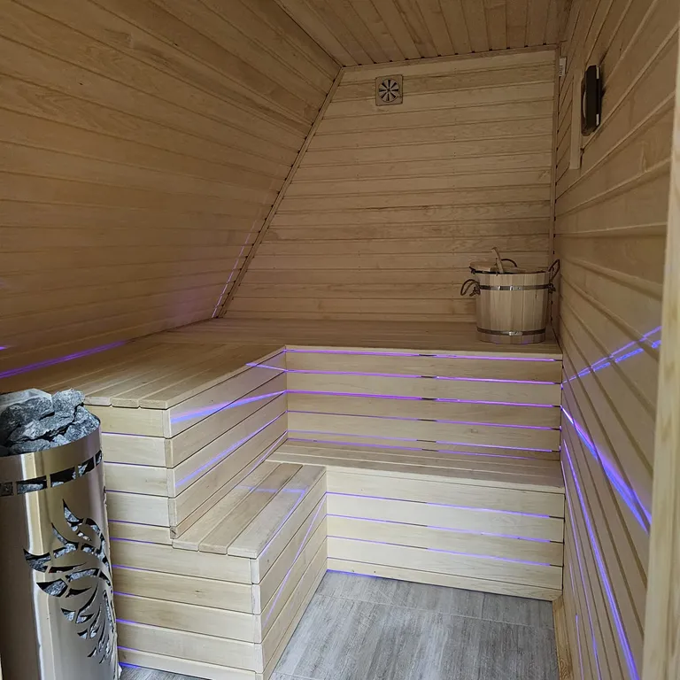 Шестиместный коттедж с изолированным участком 10 соток №1