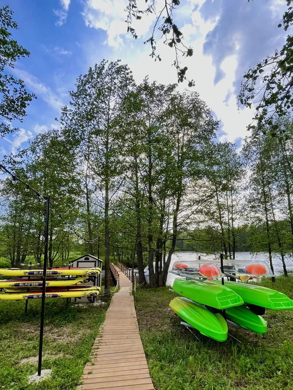 Глэмпинг на берегу водохранилища