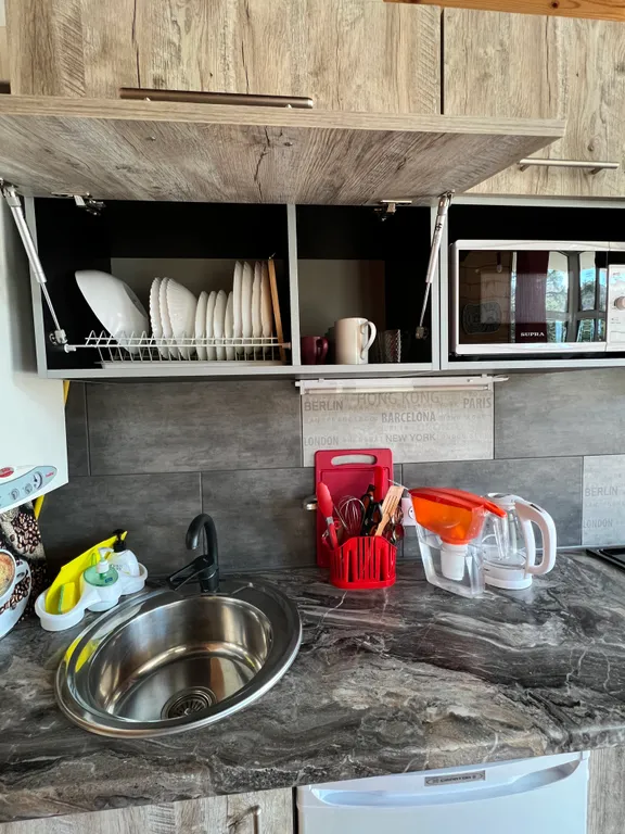 Студия с панорамными окнами и видом на горы