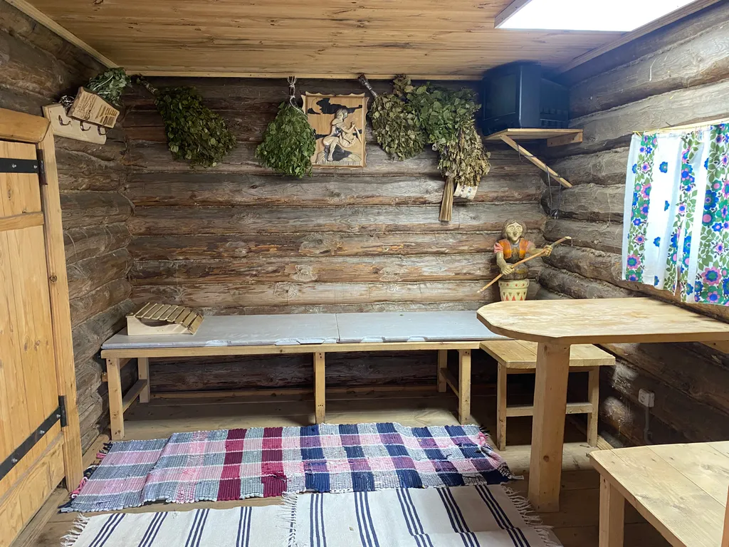 Дом и баня на берегу реки