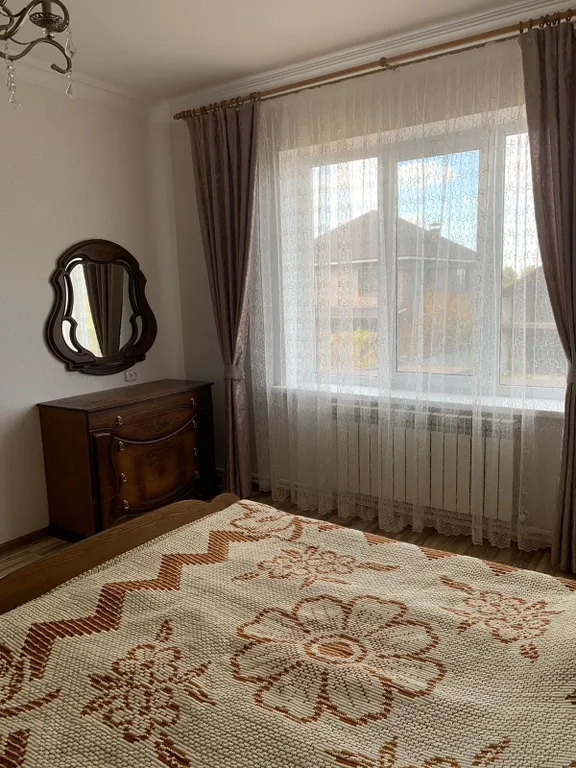 Двухэтажный дом с бассейном, верандой и видом на горы