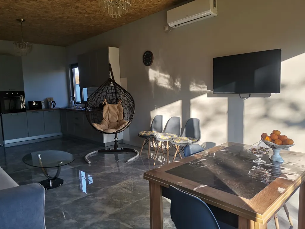 Дом под ключ с зелёной лужайкой и плодовыми насаждениями