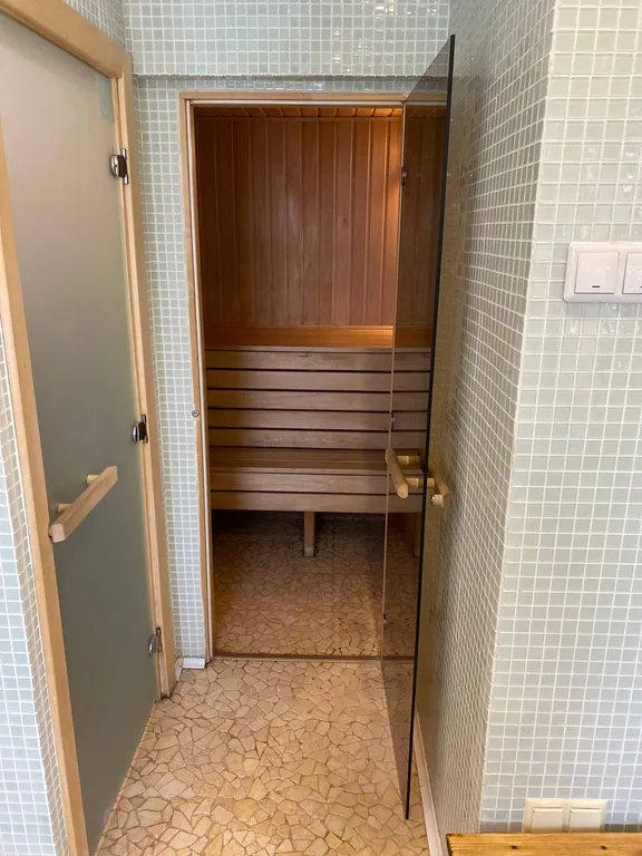 Пятикомнатная квартира с сауной и кинотеатром в центре