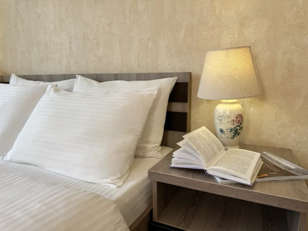 Солнечный номер для двоих с видом на цветочный дворик