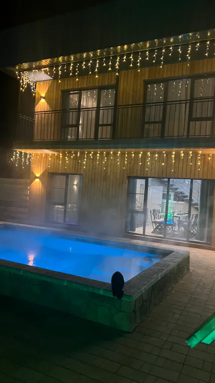 Вилла с бассейном на берегу реки