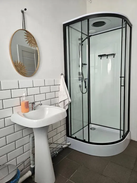 Просторная комната для большой компании