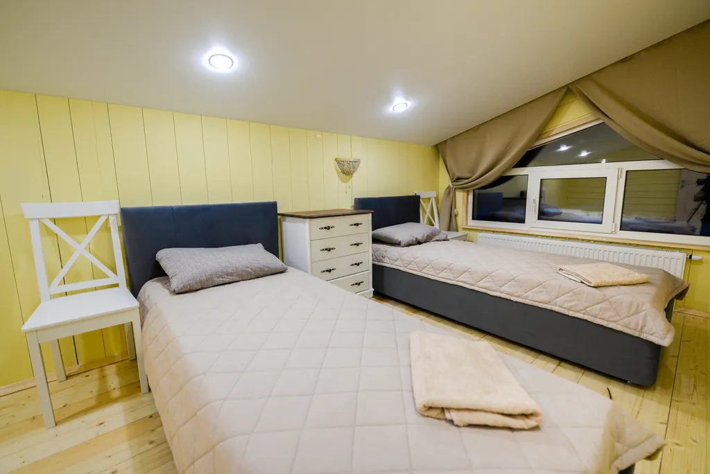 Большой коттедж на берегу из двух частей