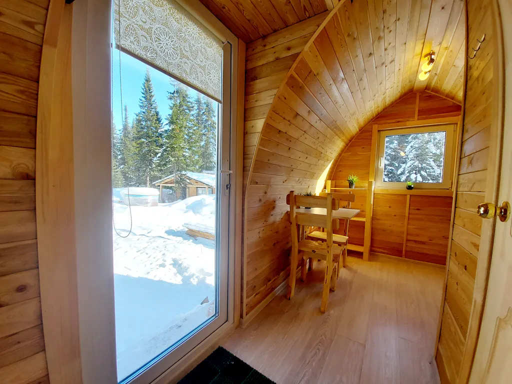 Уютный кемпинг среди леса с видом на горы