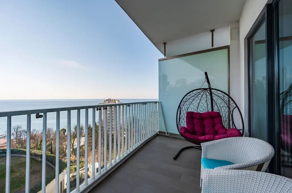 Большой апартамент с видом на море